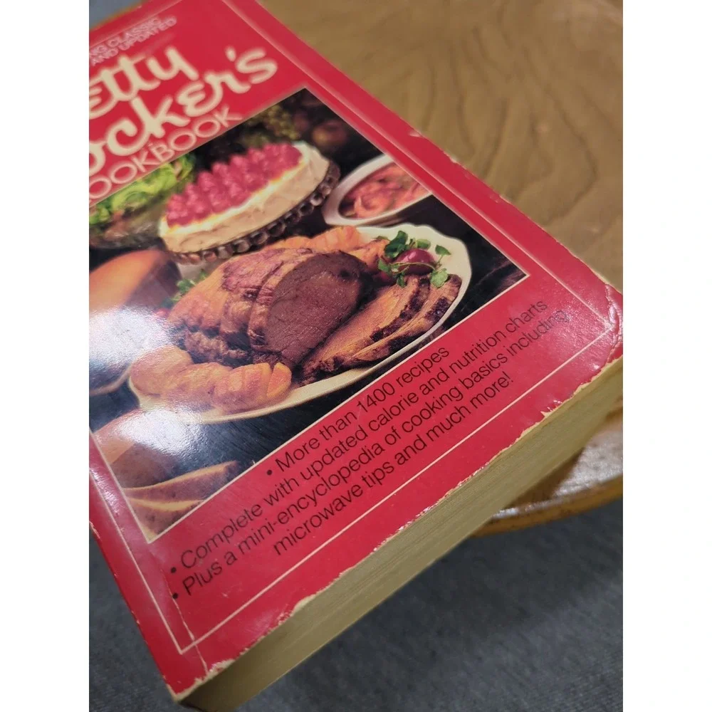 VTG 1987 Betty Crocker's‎ Cookbook - Revised & Updated 1400 Recipes Paperback